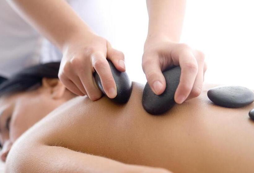 Отель Le Manoir Du Lac Delage