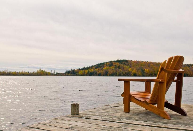 Отель Le Manoir Du Lac Delage