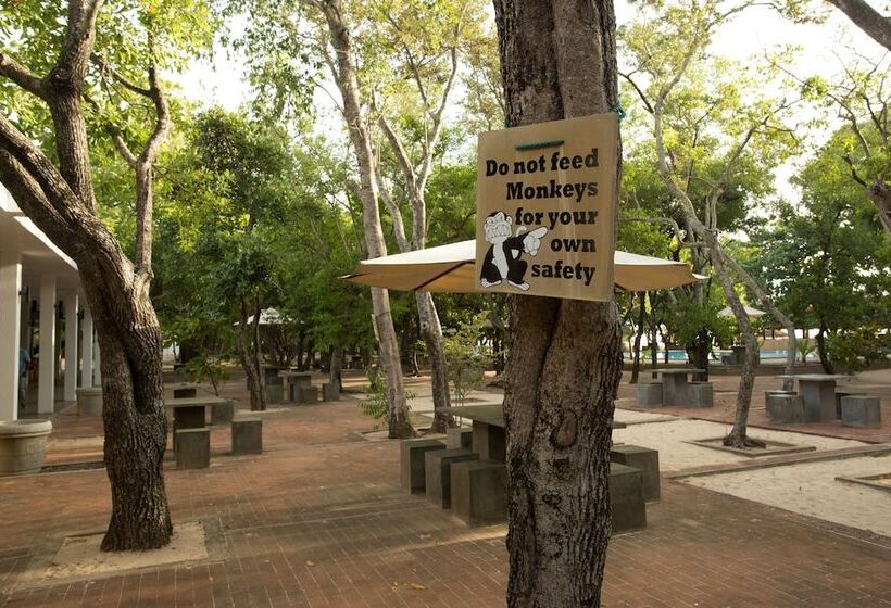 ホテル Nilaveli Beach