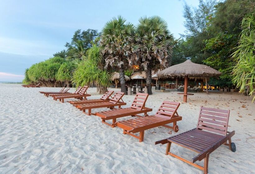 ホテル Nilaveli Beach