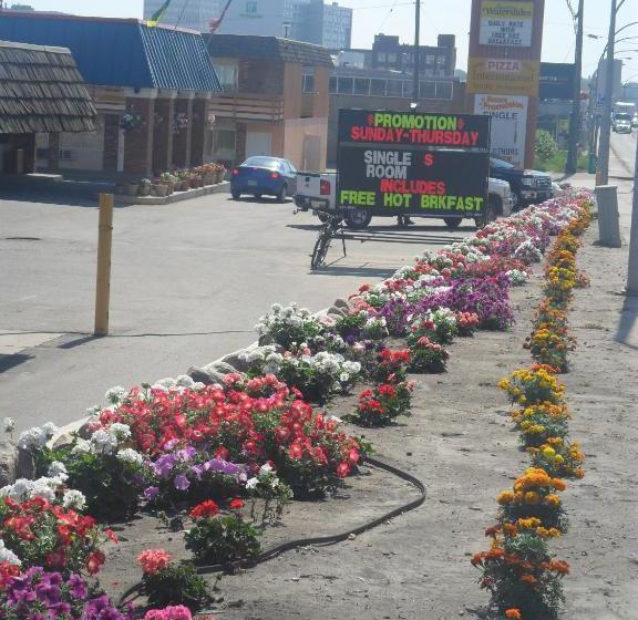 호텔 Northwoods Inn & Suites