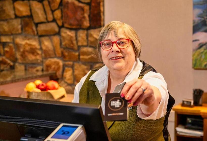 فندق Old Orchard Inn