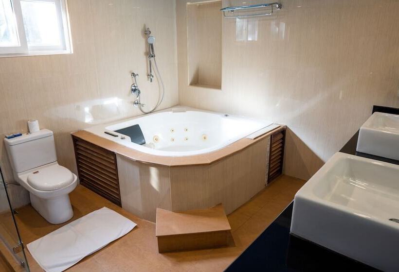 Отель Peacock Beach Resort & Spa