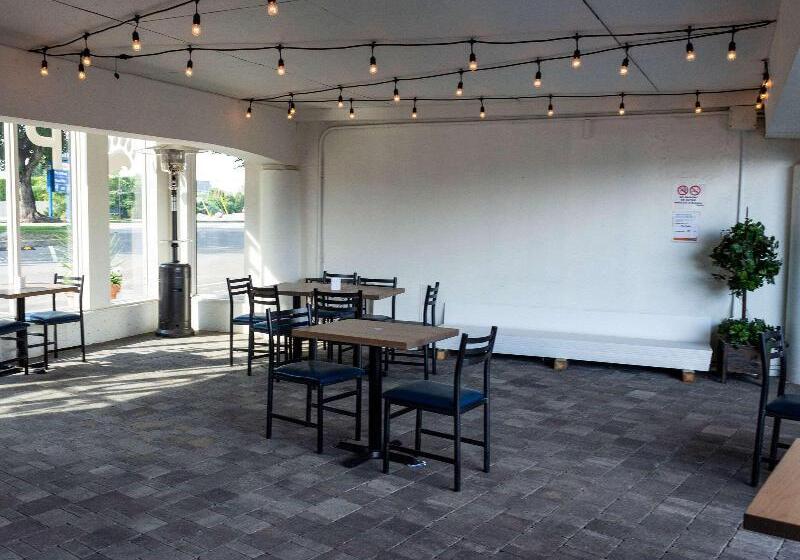 ホテル Penticton, Independent