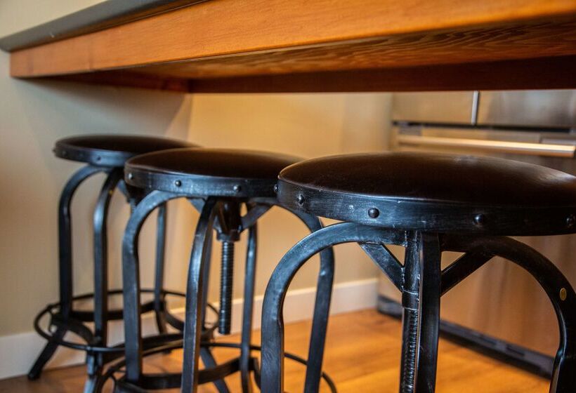 Prestige Hudson Bay Lodge & Conference Centre, Worldhotels Crafted Collection