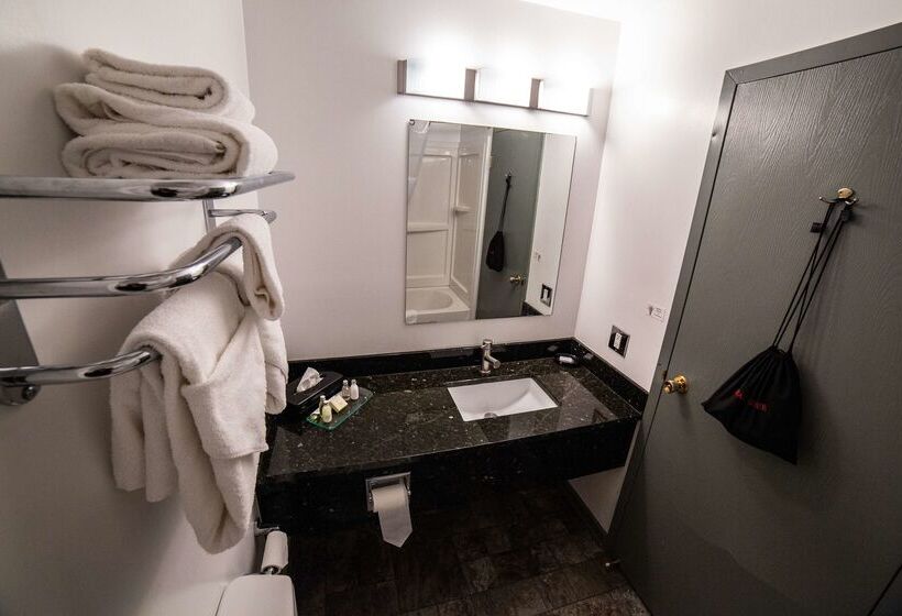 Prestige Hudson Bay Lodge & Conference Centre, Worldhotels Crafted Collection