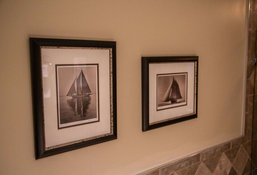 Prestige Hudson Bay Lodge & Conference Centre, Worldhotels Crafted Collection