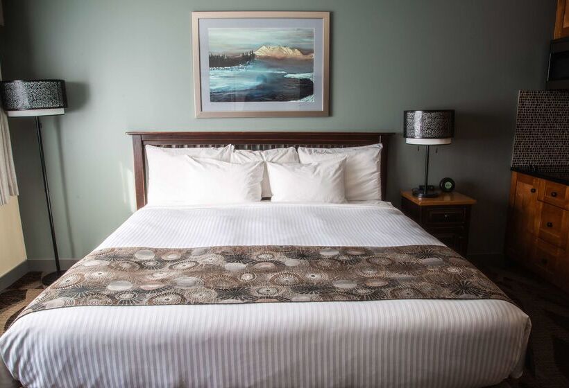 Prestige Hudson Bay Lodge & Conference Centre, Worldhotels Crafted Collection