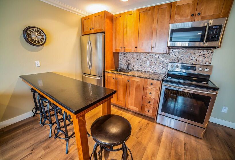 Prestige Hudson Bay Lodge & Conference Centre, Worldhotels Crafted Collection