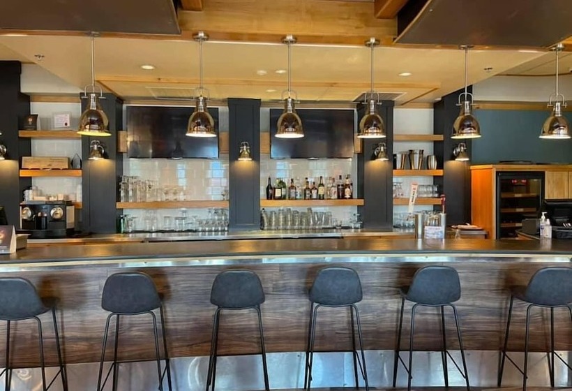 Prestige Hudson Bay Lodge & Conference Centre, Worldhotels Crafted Collection