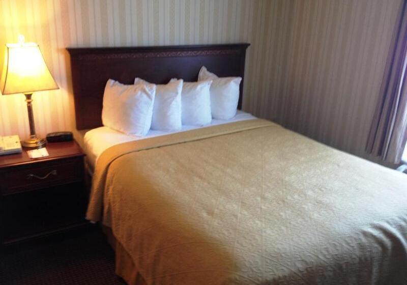Quality Hotel & Suites Woodstock