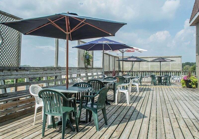 Quality Hotel & Suites Woodstock