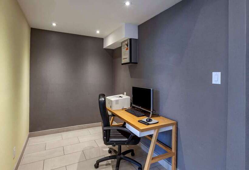 ホテル Quality Inn Airport West