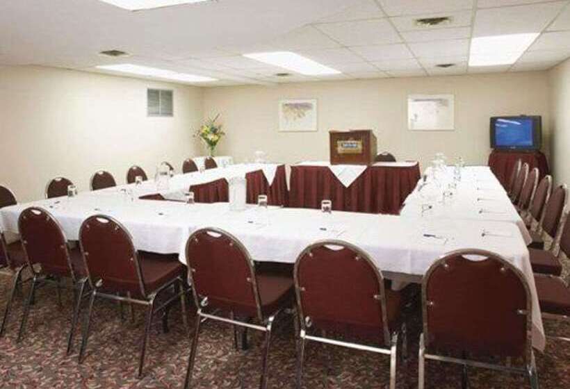هتل Quality Inn & Suites Pe Trudeau Airport