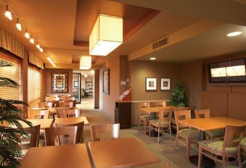 בית מלון כפרי Quality Inn & Suites Pe Trudeau Airport