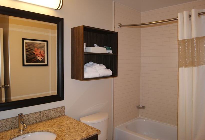 هتل Quality Inn & Suites Pe Trudeau Airport