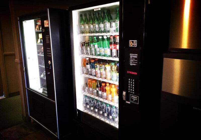 בית מלון כפרי Quality Inn & Suites Pe Trudeau Airport