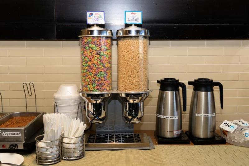 בית מלון כפרי Quality Inn & Suites Pe Trudeau Airport