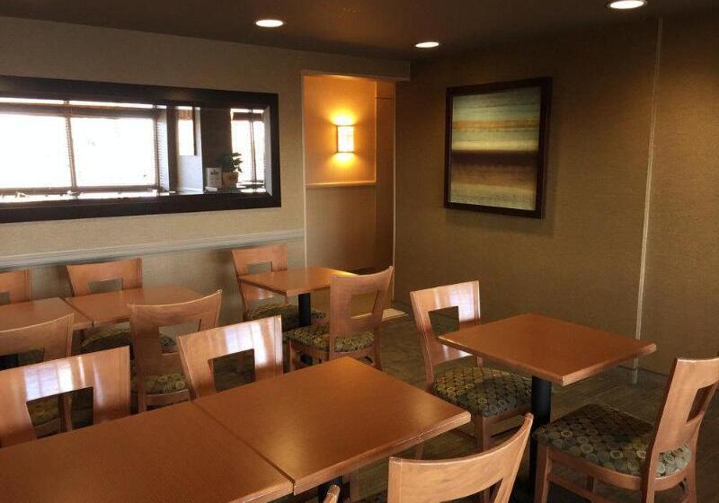 בית מלון כפרי Quality Inn & Suites Pe Trudeau Airport