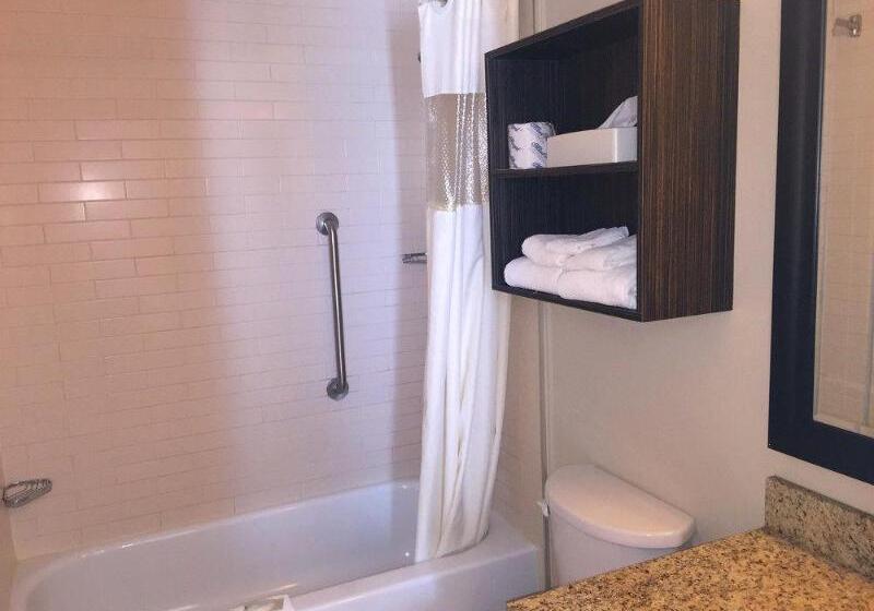 בית מלון כפרי Quality Inn & Suites Pe Trudeau Airport