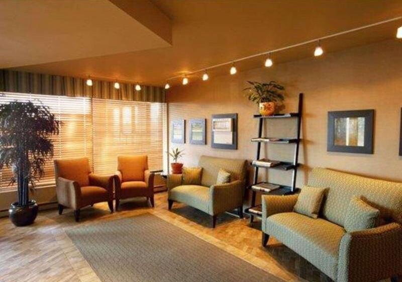 בית מלון כפרי Quality Inn & Suites Pe Trudeau Airport