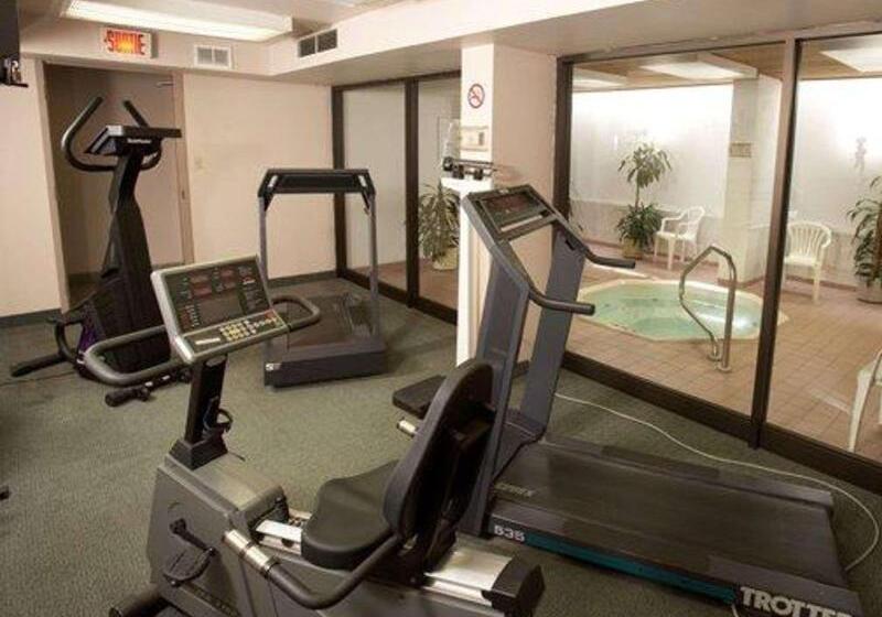 هتل Quality Inn & Suites Pe Trudeau Airport