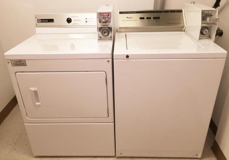 בית מלון כפרי Quality Inn & Suites Pe Trudeau Airport