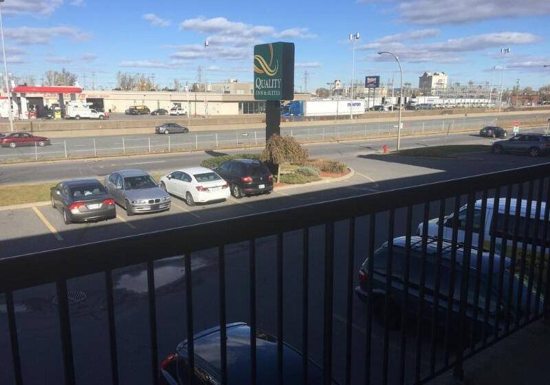 בית מלון כפרי Quality Inn & Suites Pe Trudeau Airport