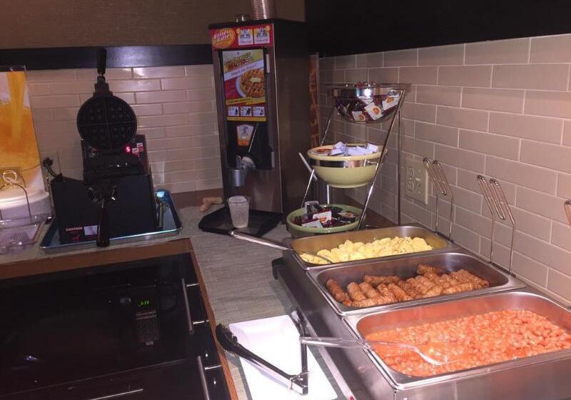 בית מלון כפרי Quality Inn & Suites Pe Trudeau Airport