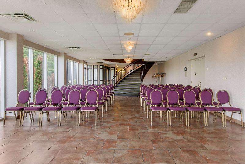 فندق Quality Inn & Conference Centre Downtown