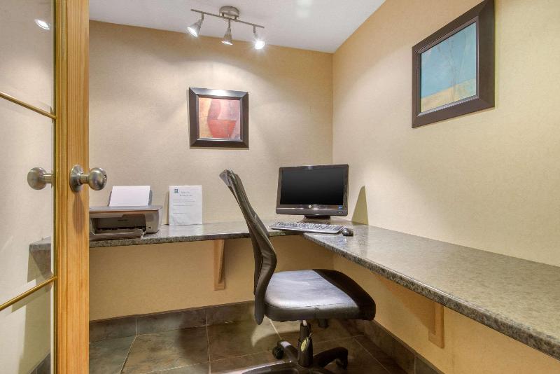 فندق Quality Inn & Conference Centre Downtown