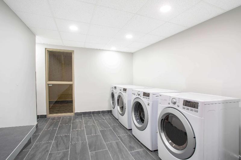 فندق Quality Inn & Conference Centre Kingston Central