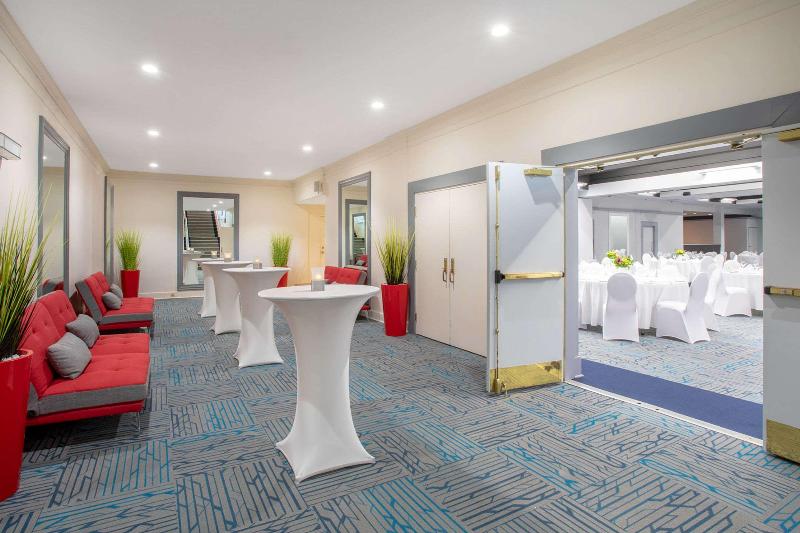 فندق Quality Inn & Conference Centre Kingston Central