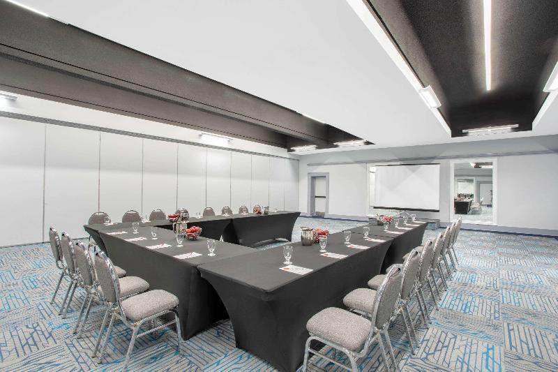 فندق Quality Inn & Conference Centre Kingston Central