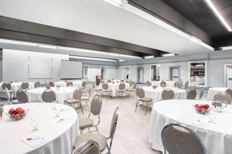 فندق Quality Inn & Conference Centre Kingston Central