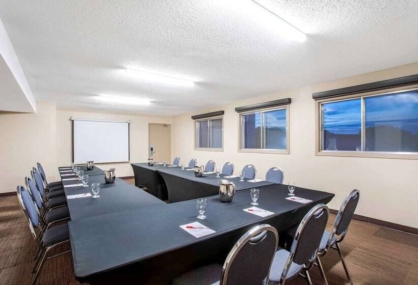 فندق Quality Inn & Conference Centre Kingston Central