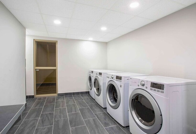 فندق Quality Inn & Conference Centre Kingston Central