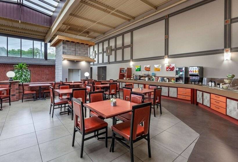 فندق Quality Inn & Conference Centre