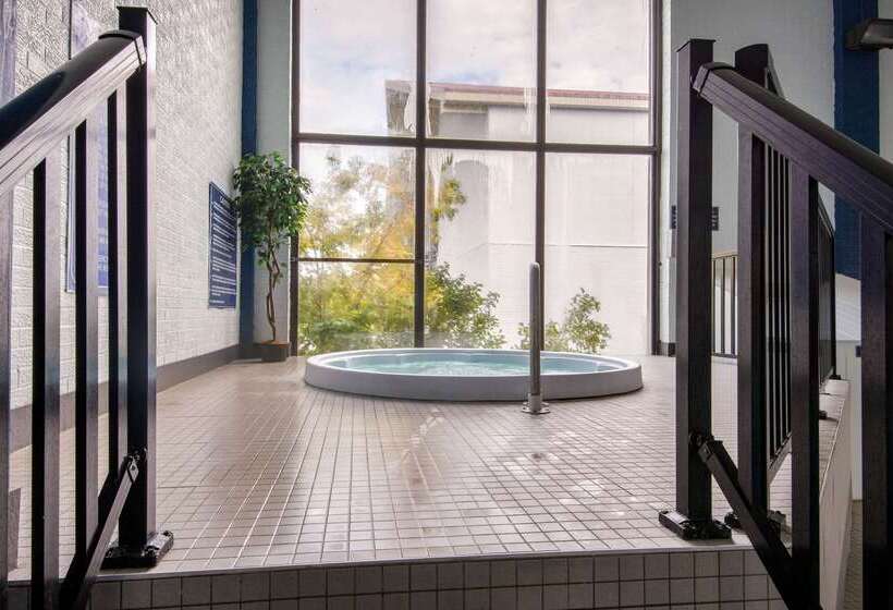 فندق Quality Inn & Conference Centre