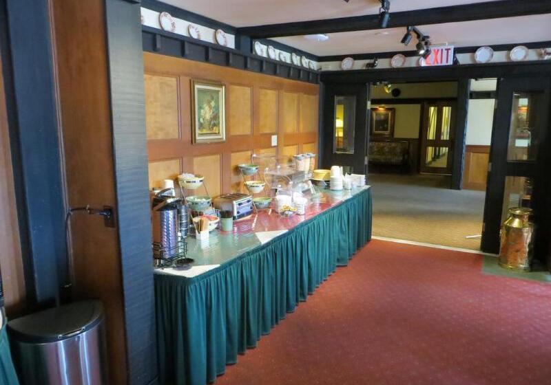 هتل Quality Inn Waddling Dog