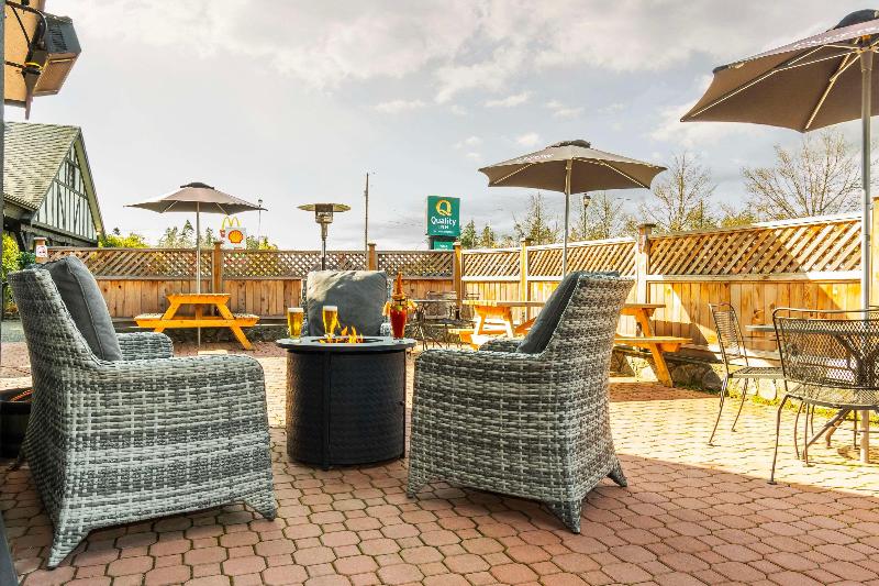 هتل Quality Inn Waddling Dog