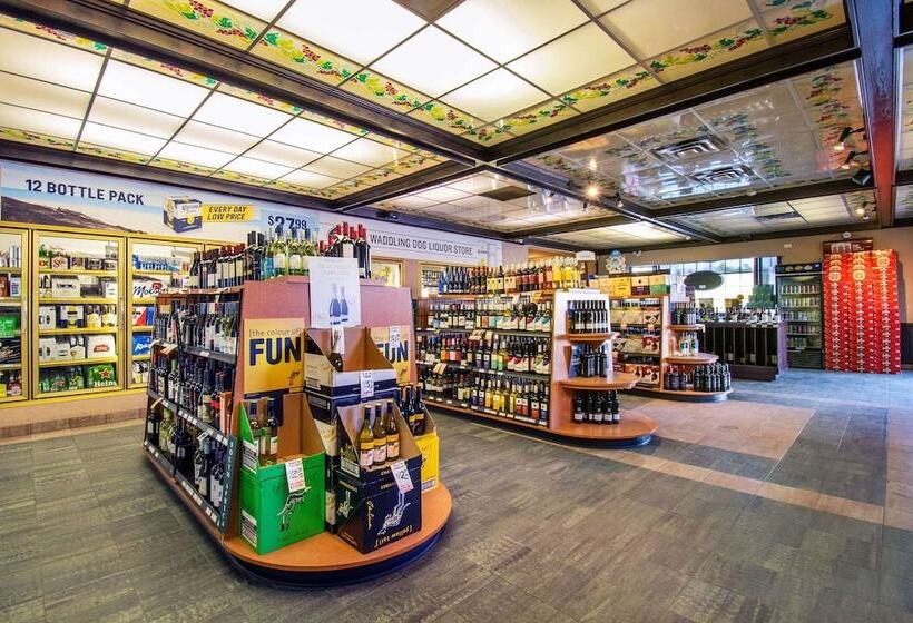 هتل Quality Inn Waddling Dog