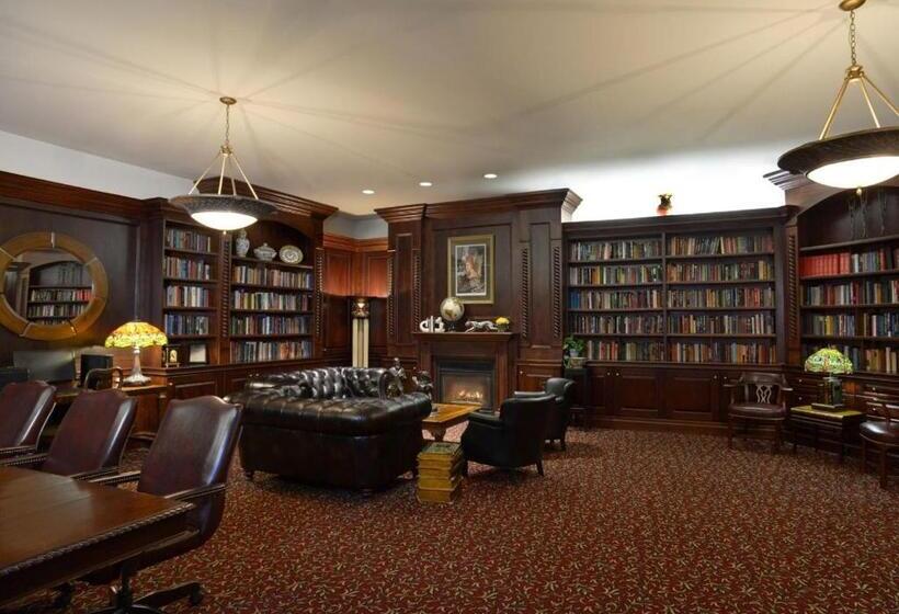 Отель Queens Landing