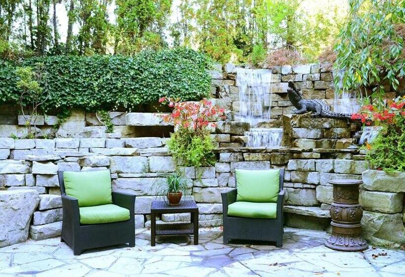 Отель Queens Landing