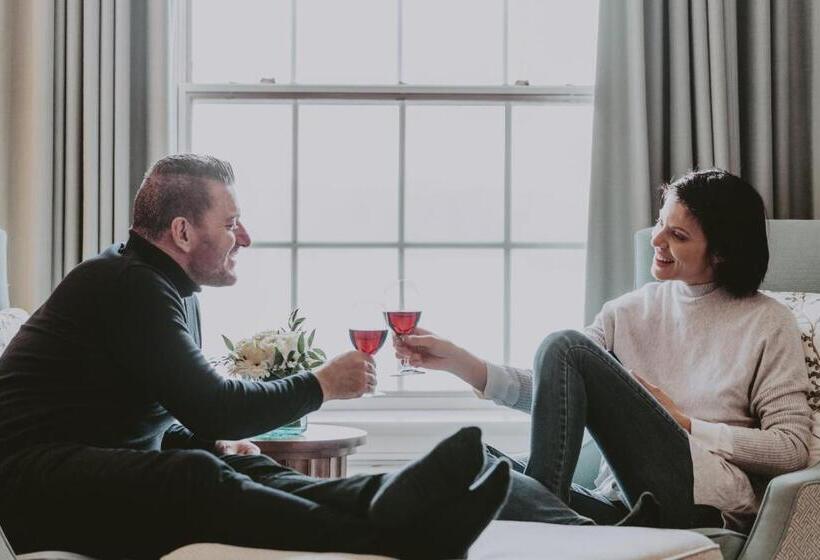 Отель Queens Landing