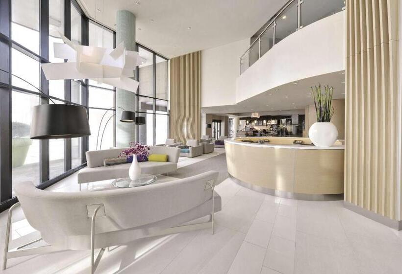 בית מלון כפרי Radisson Blu Toronto Downtown