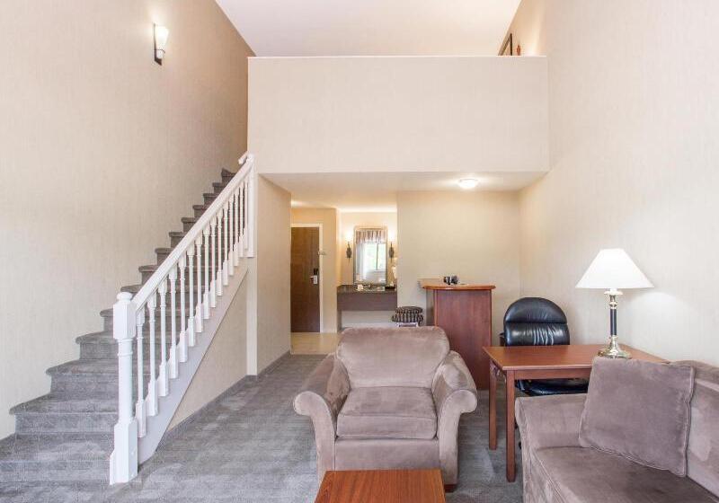 Ramada By Wyndham Kelowna Hotel & Conference Center