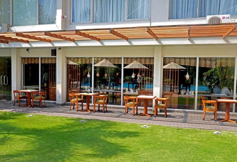 Отель Ramada Colombo