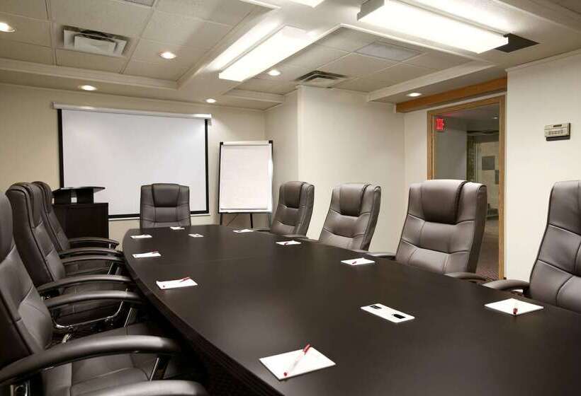 فندق Ramada By Wyndham Lethbridge