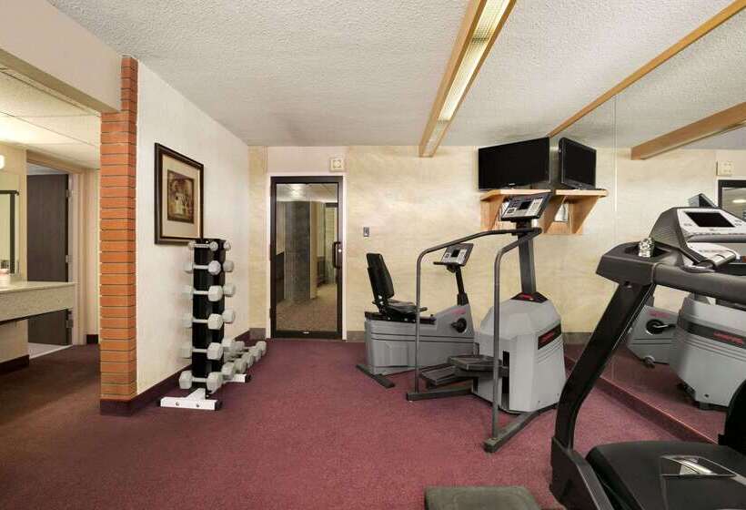 فندق Ramada By Wyndham Lethbridge